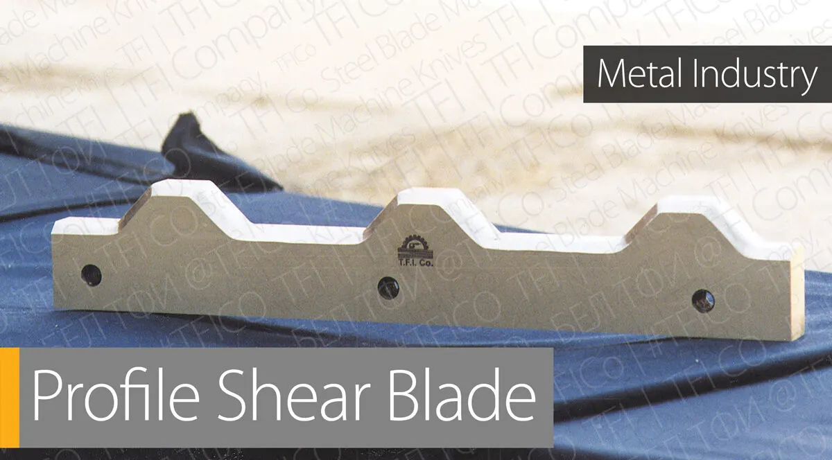 Profile shear blade with a stepped cutting edge for sandwich panels